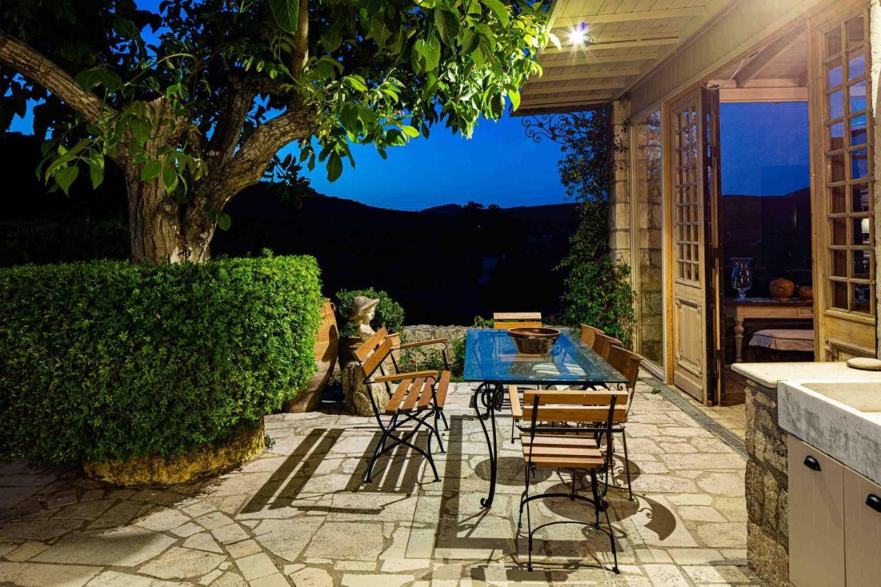 Villa Mantilari Wine Estate 7 Apartments 2 Private Pools 1 Heated Tennis Court Fitness Center Archanes Bagian luar foto