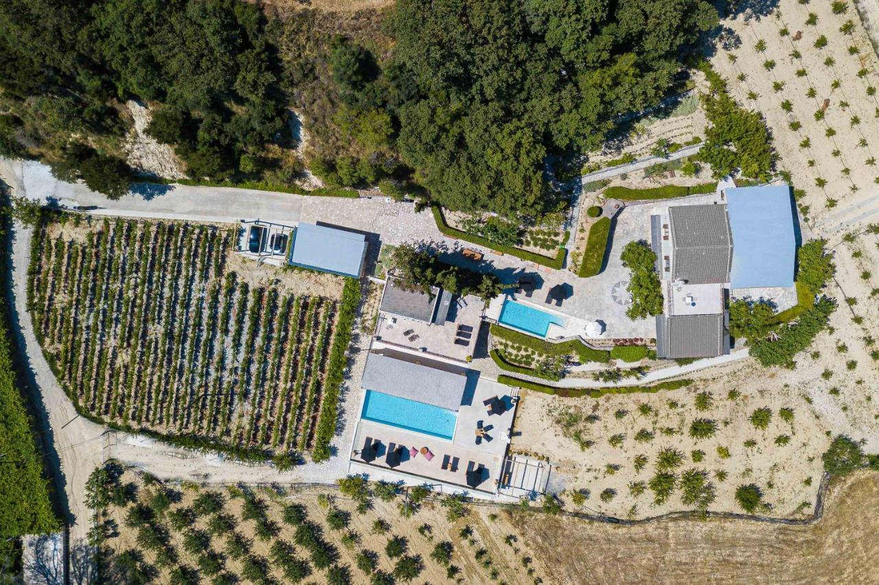 Villa Mantilari Wine Estate 7 Apartments 2 Private Pools 1 Heated Tennis Court Fitness Center Archanes Bagian luar foto