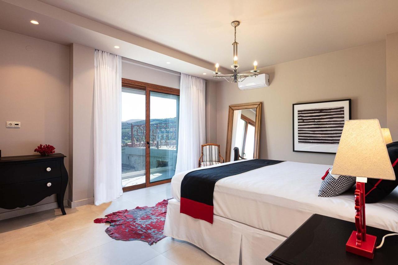 Villa Mantilari Wine Estate 7 Apartments 2 Private Pools 1 Heated Tennis Court Fitness Center Archanes Bagian luar foto